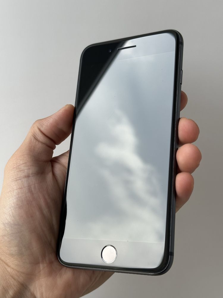 IPhone 8 Plus в отличном состоянии