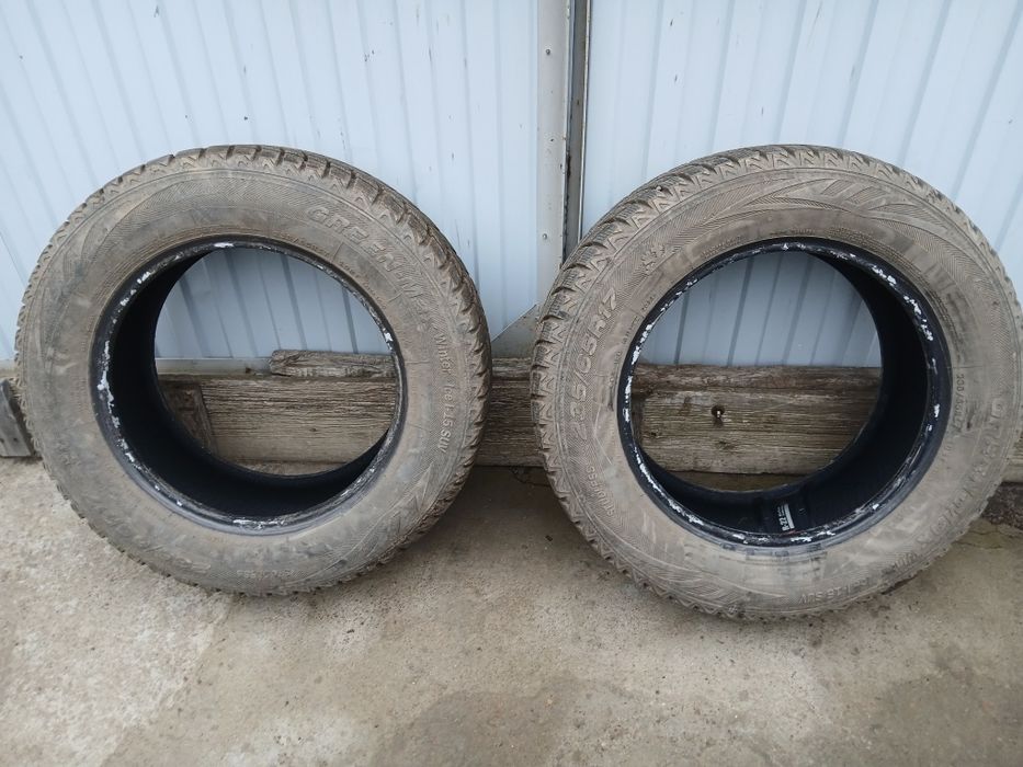 Продам два балона зимней резины  "липучки " на 17