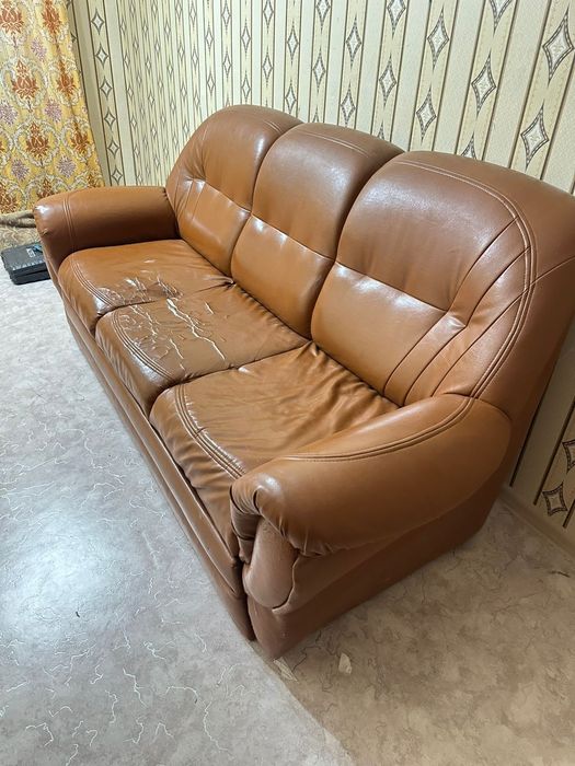 Продаётся кожанный диван за 15000