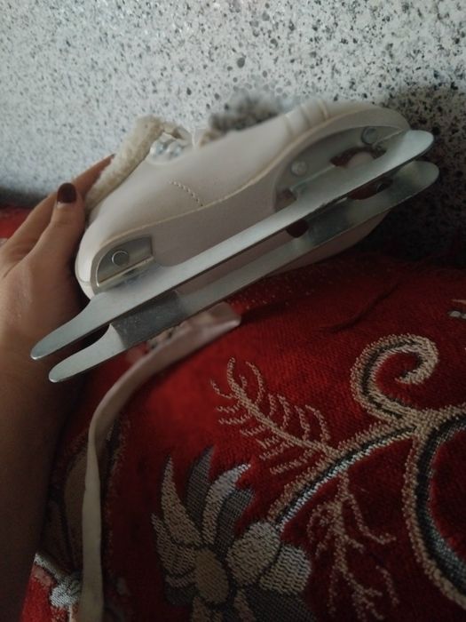 Продам детские коньки