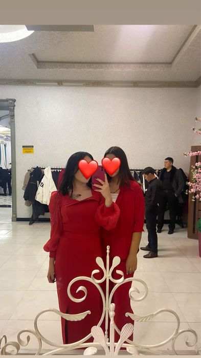 Красное вечернее платье