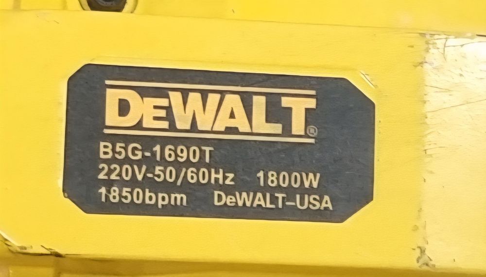 Професионален къртач Dewalt . 1800 W.