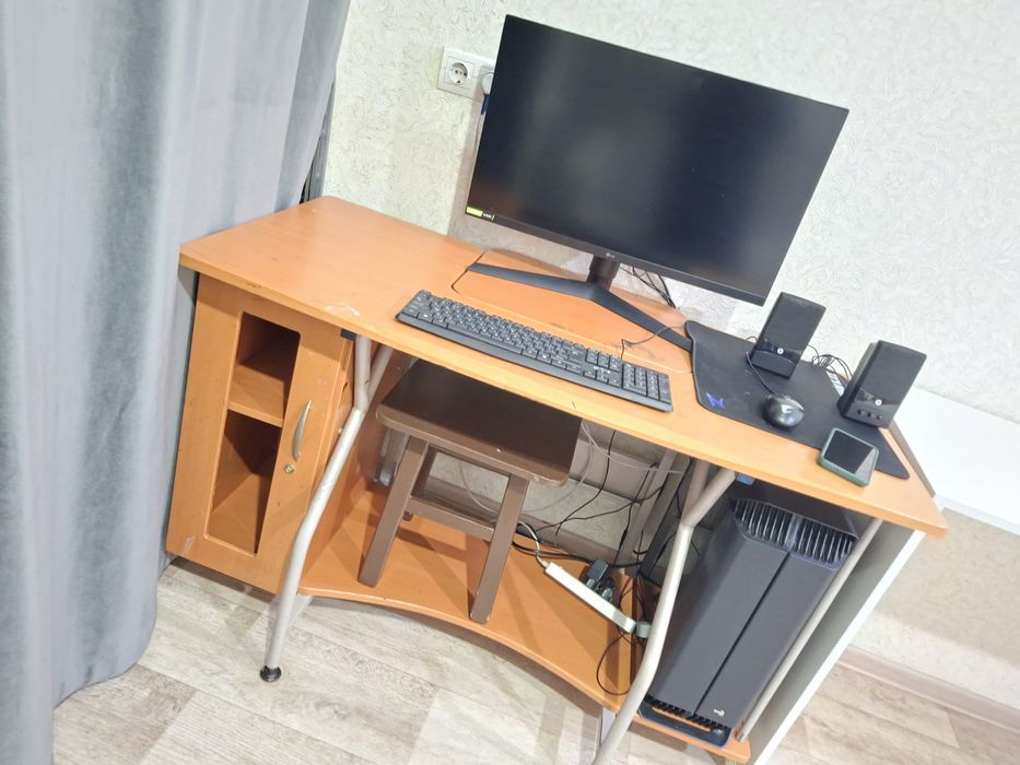 Продам компьютерный  стол