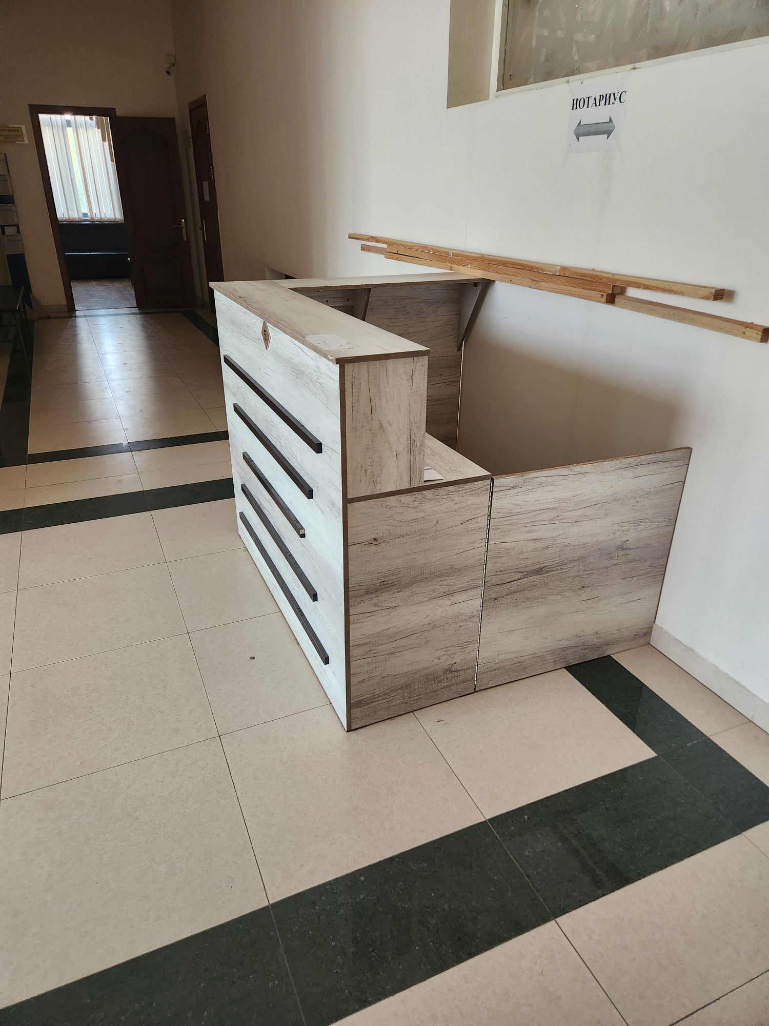 Барная стойка (Reception) учун мебел  холати яхши