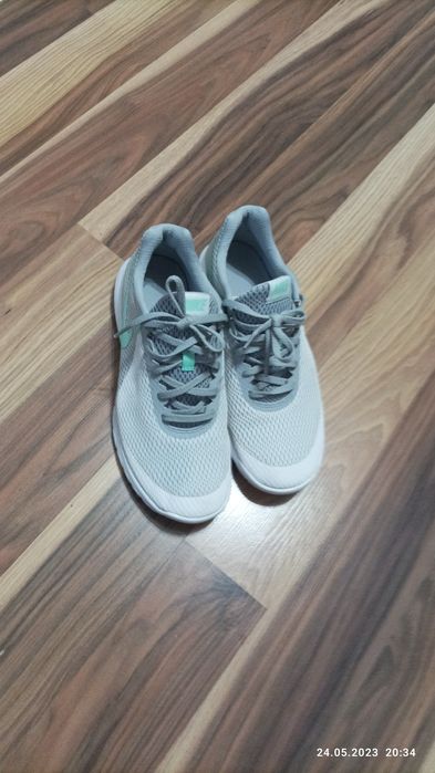 Vând adidași Nike dama