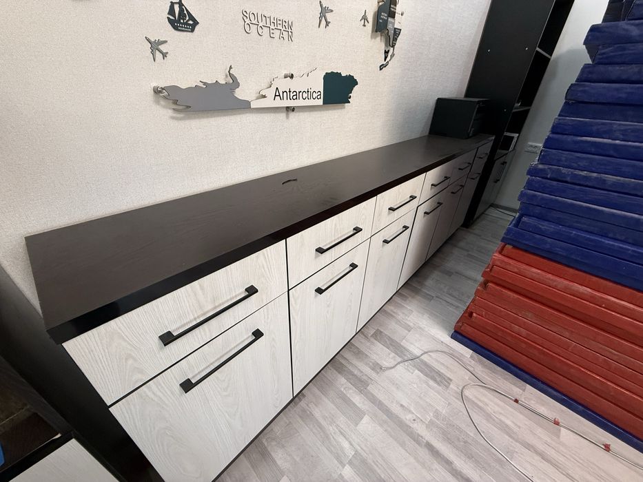 Ofis mebellari sotiladi! 4 ta Kampyuterni 1 ta katta stol 1ta tumbochk