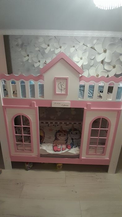 Продам двухярусную кровать с новыми матрасами