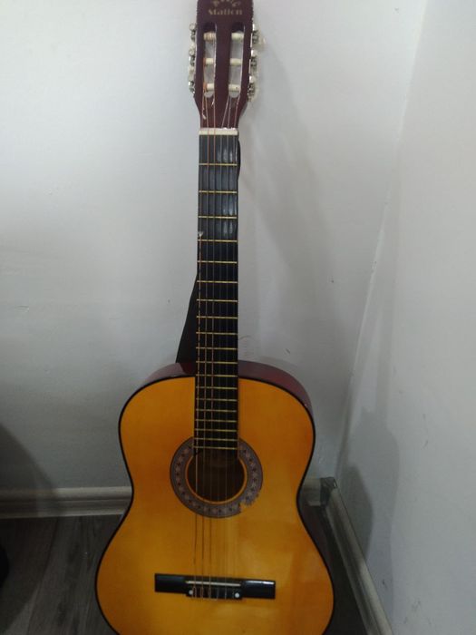 Klassik gitara sotiladi