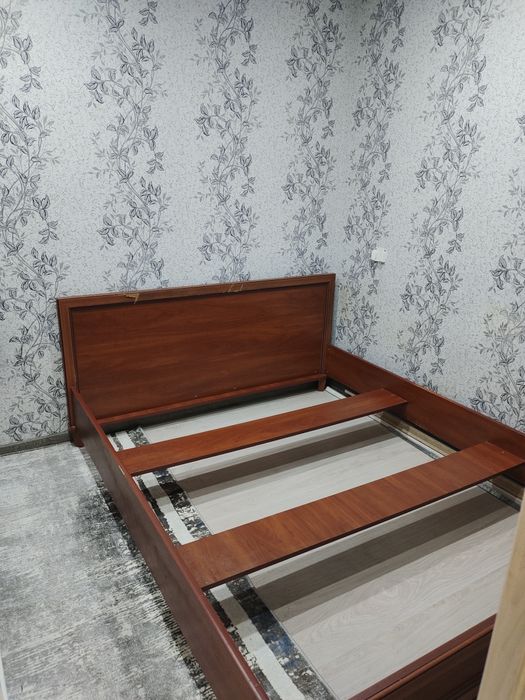 Отдам кровать  160*200 с матрасом состояние среднее