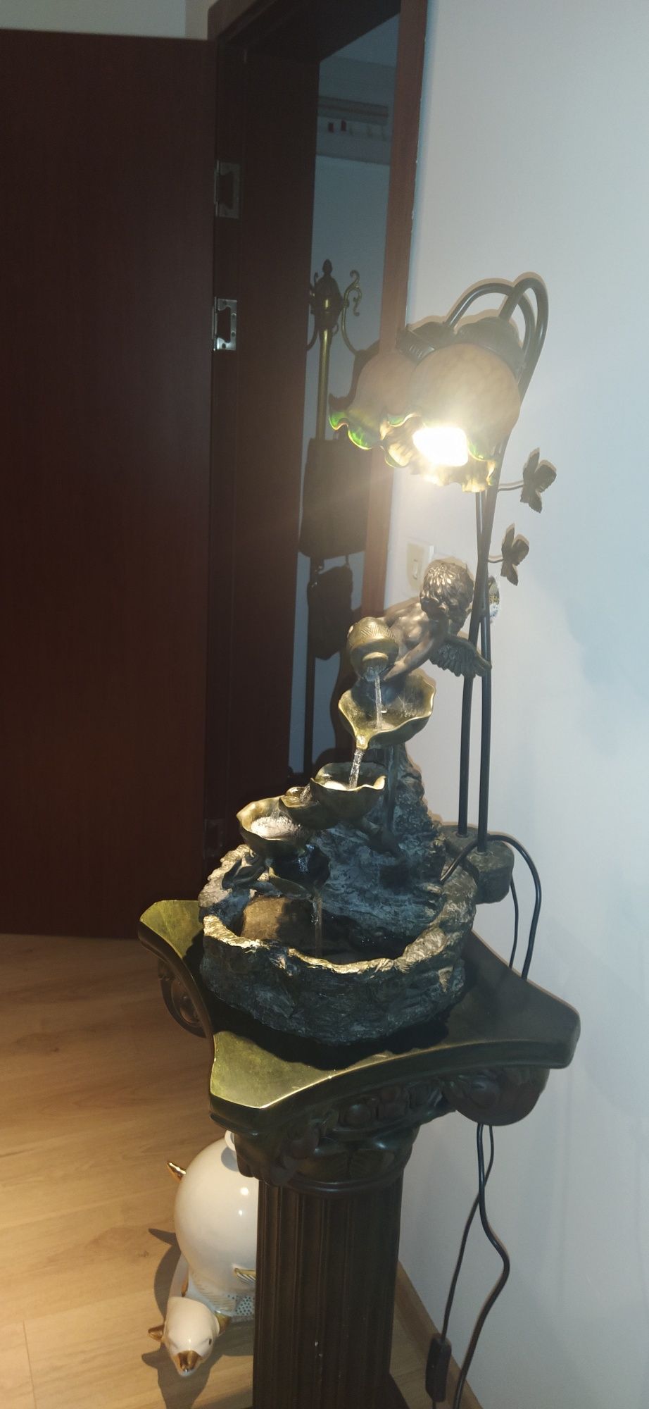 Колона със фонтан и две лампи