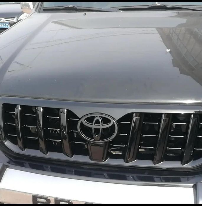Черная решетка радиатора Toyota Prado 120 gx470