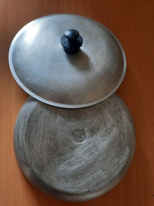 Чугунная сковорода с крышкой