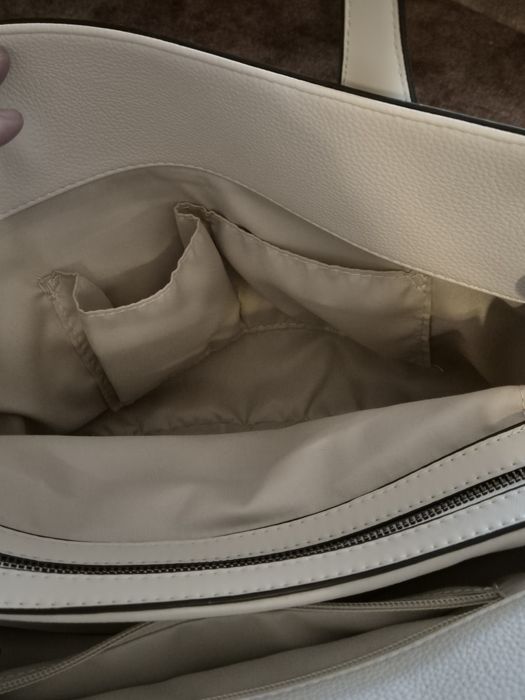 Бяла дамска чанта