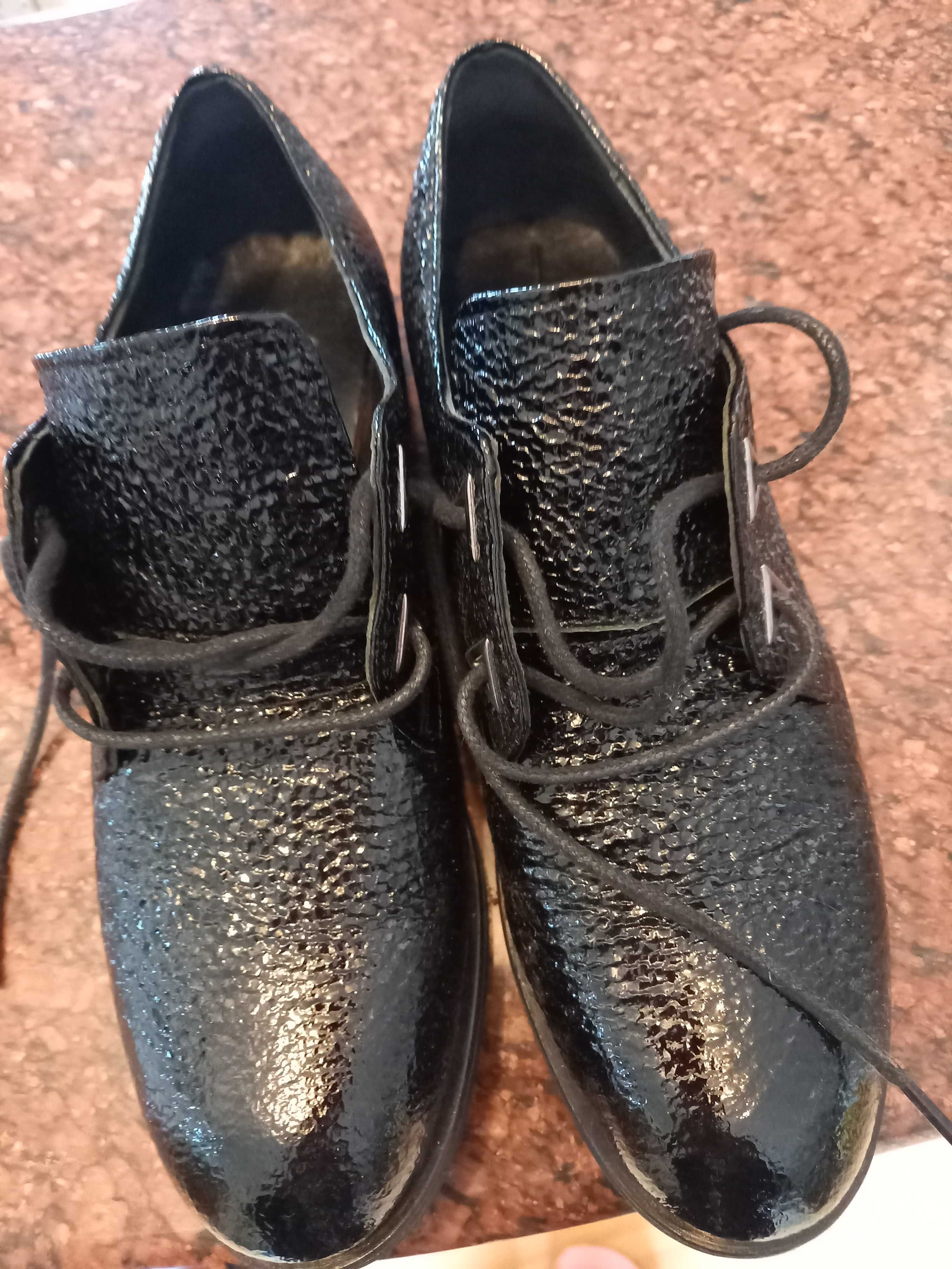 Pantofi din piele naturala lacuita, tip Oxford nr. 39