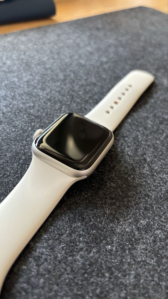 Apple Watch SE 2 (2023г) 40mm Цвят Starlight Smart Watch iPhone