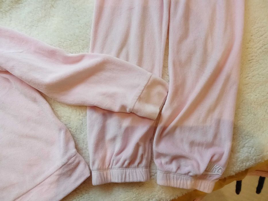 Анцунг Nike за момиче 6г.-20 лв.