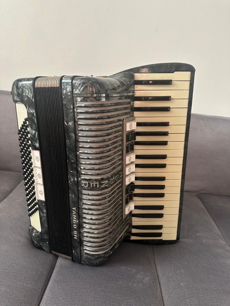 Acordeon Hohner 96 basi cu partitii (ca nou)