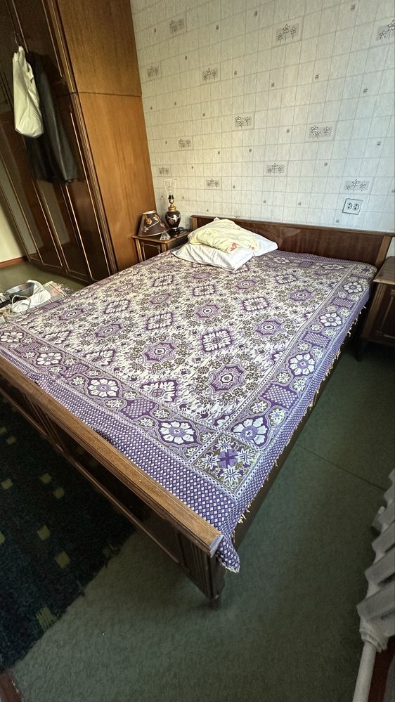 Продам двухспальную деревянную кровать