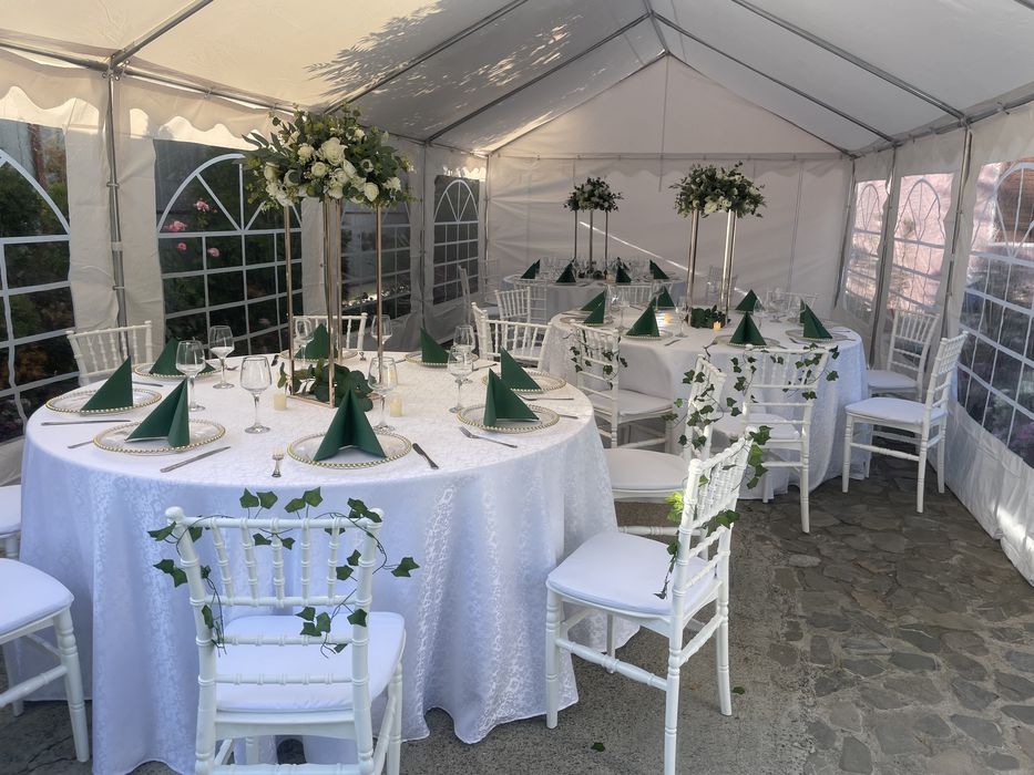 Inchiriez cort corturi, mese,scaune, vitine, aranjamente