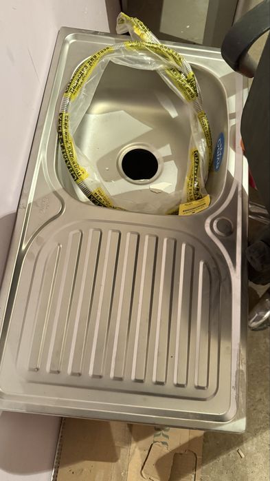 Продам мойку на кухню, тумба под телевизор, подвесной шкаф и тумба