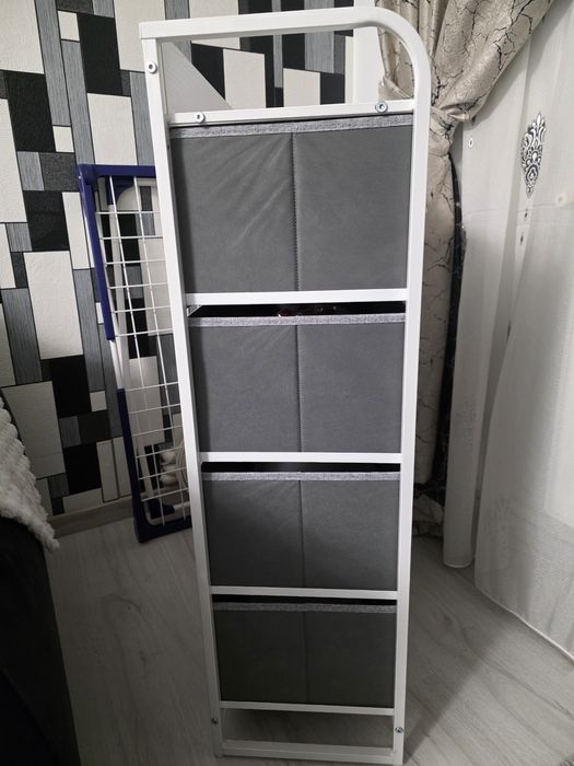 Vând dulăpior cu cadru metalic