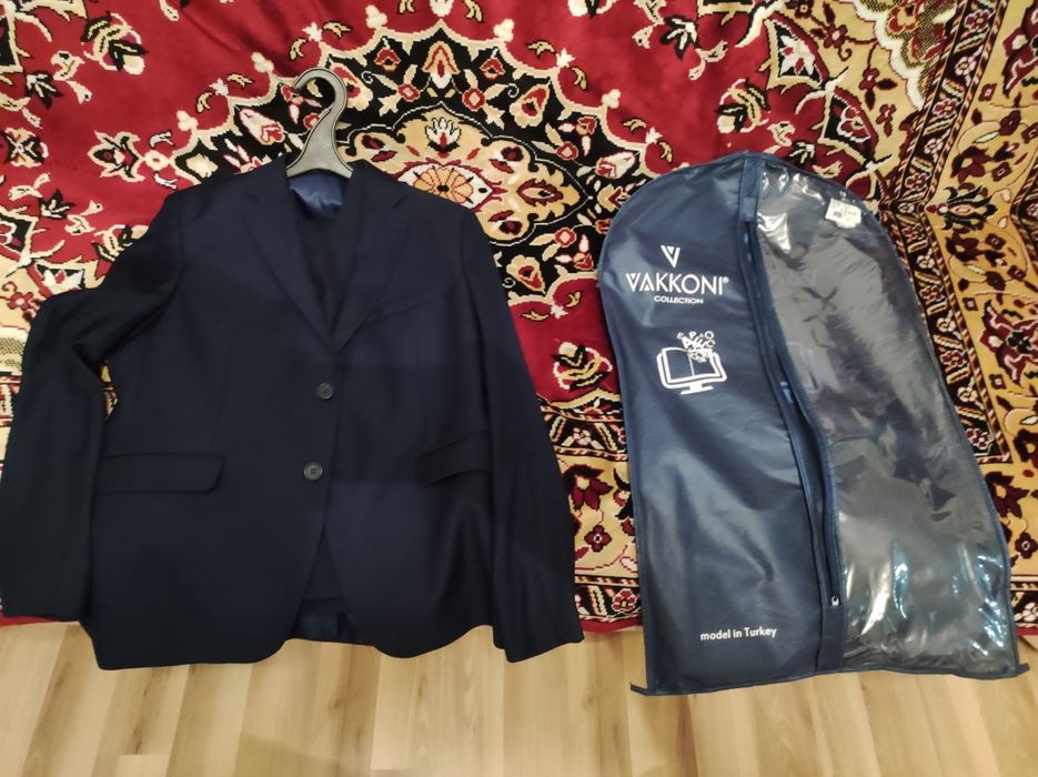 продам костюм тройка пиджак, брюки, жилетка, размер 42-44