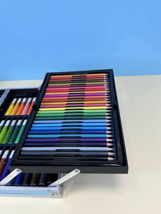 Творчески комплект за рисуване с изключително разнообразие от цветове