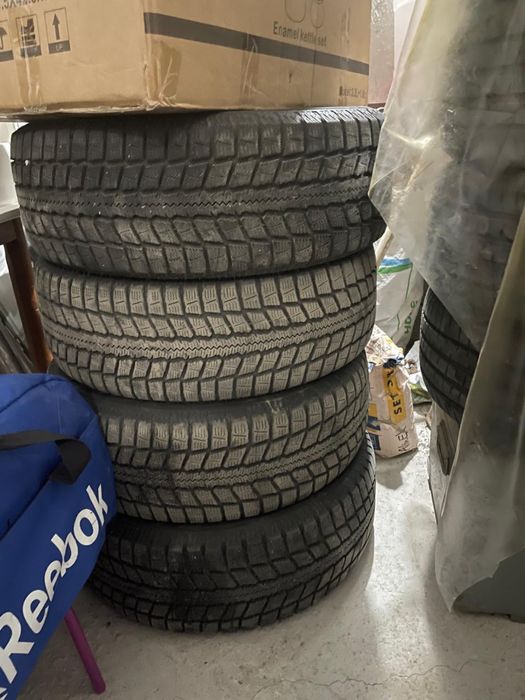 Шина отличном состоянии зимний 225/60R17
