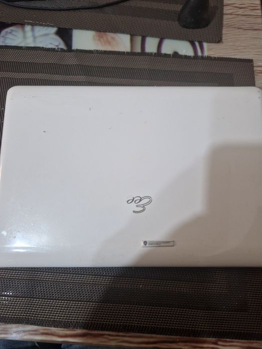 Vând leptop eee pc