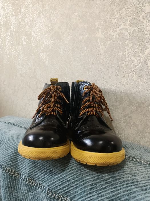 детские ботинки.