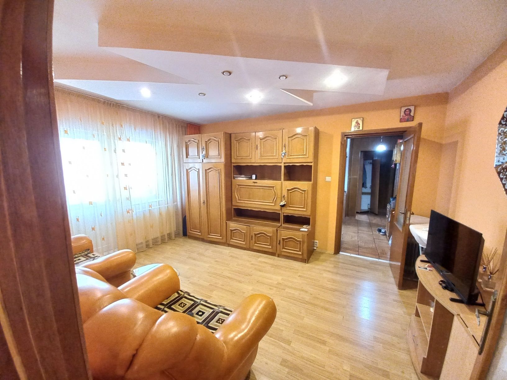 Vând apartament cu 3 camere semidecomandat