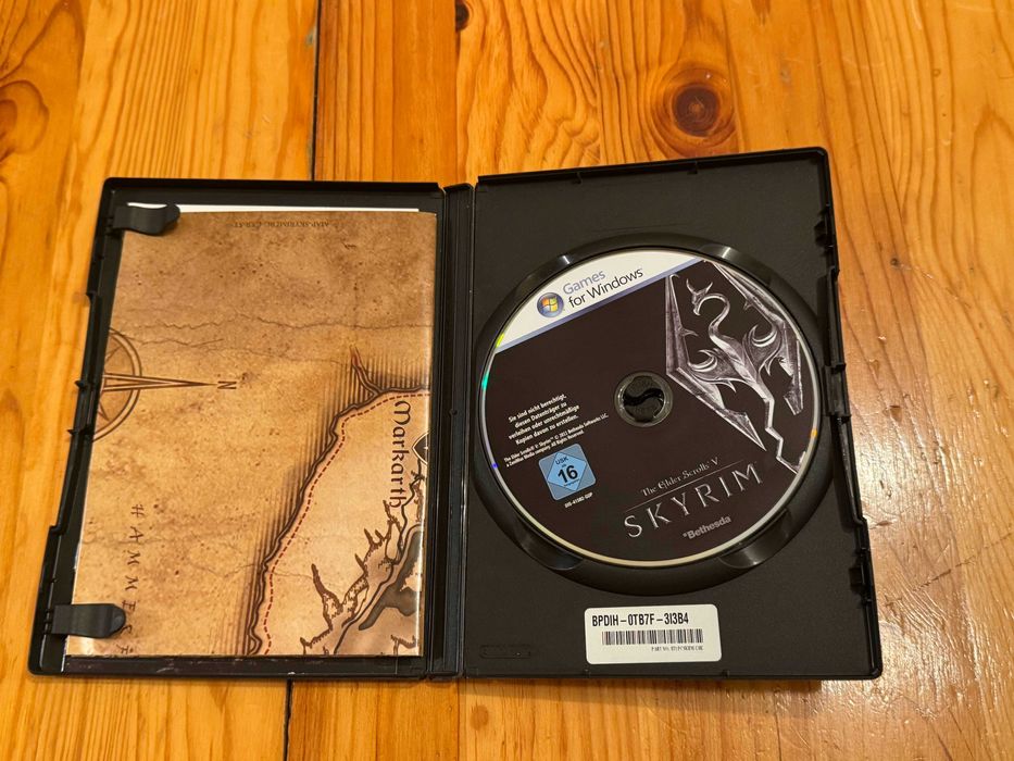 The Elder Scrolls V: Skyrim (PC DVD) · Кутия + диск + карта
