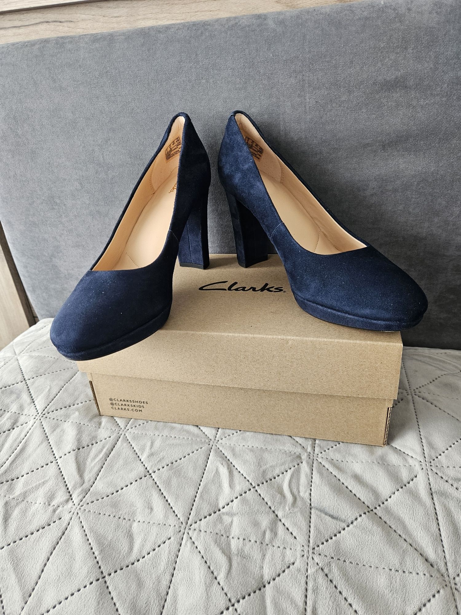 Clarks официални сини велурени обувки 39 номер 25.5см нови в кутия
