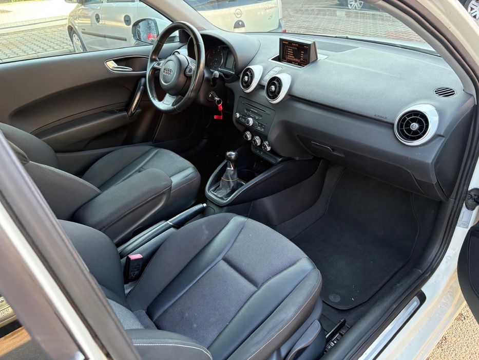 Audi A1 1,6 TDI 105 cp An 2011 panoramic