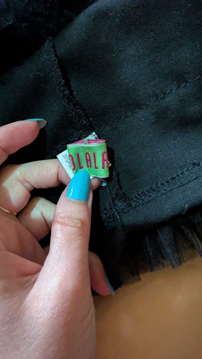 Rochie supradimensionată cu volane si șnururi albe