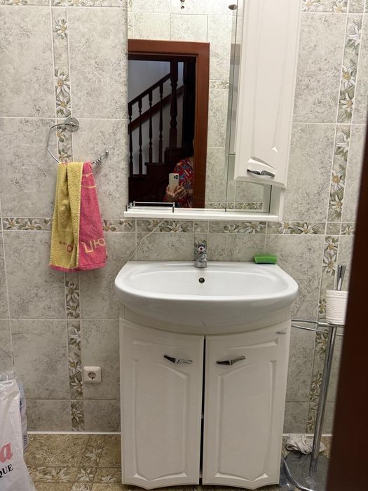 Продам зеркало с умывальником