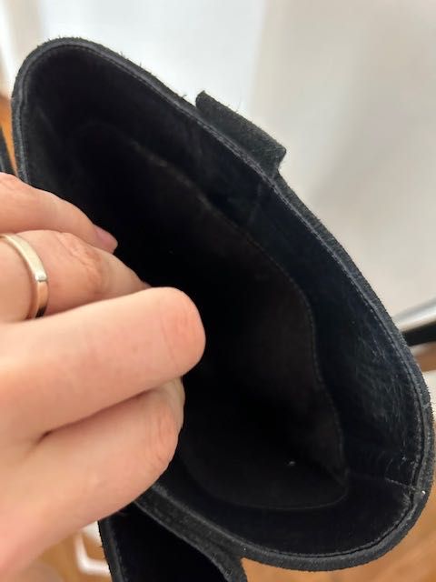 01 Cizme negre piele întoarsă, Italia  40/41 – calapod larg