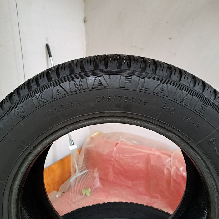 Продаю комплект шин  на ниву