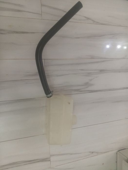 Расширительный бачок приора. Бачок антифриза