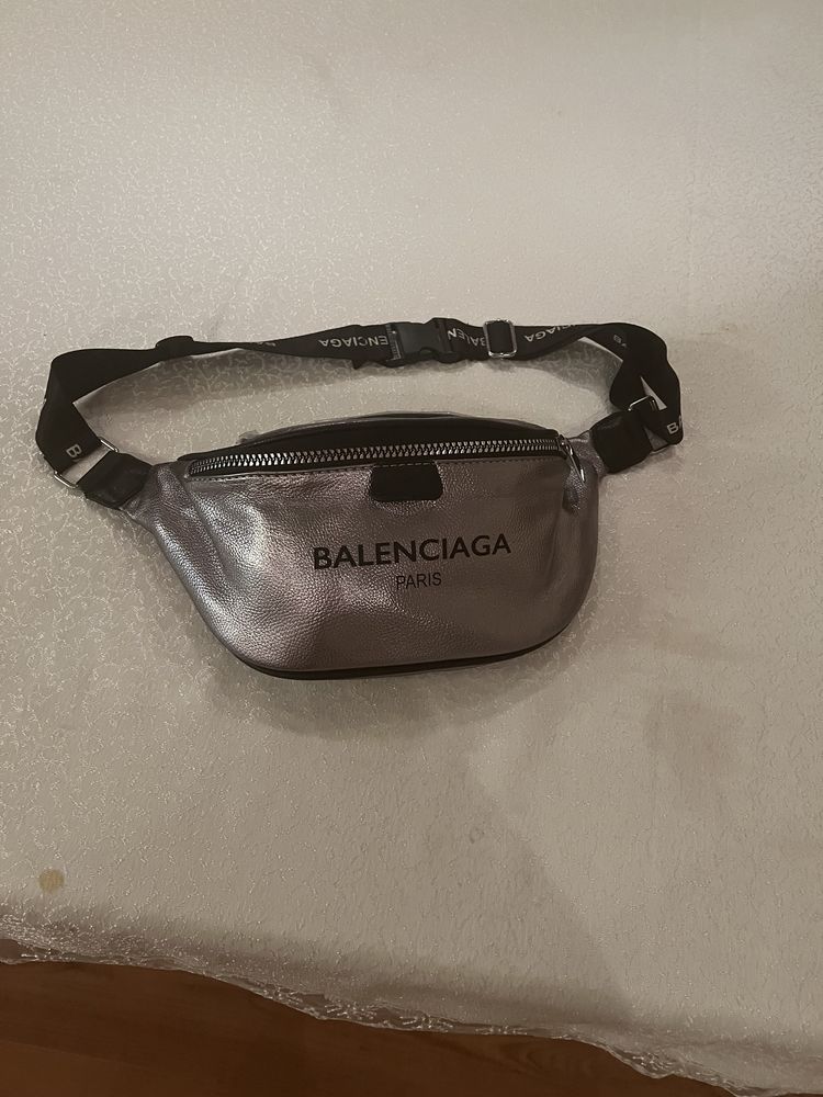 Продам стильную поясную сумку balantiaga офигенская