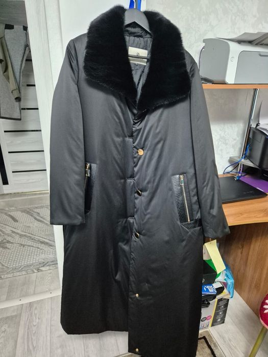 Продам куртка. Внутри верблюжка.  Размер 52. Новая.