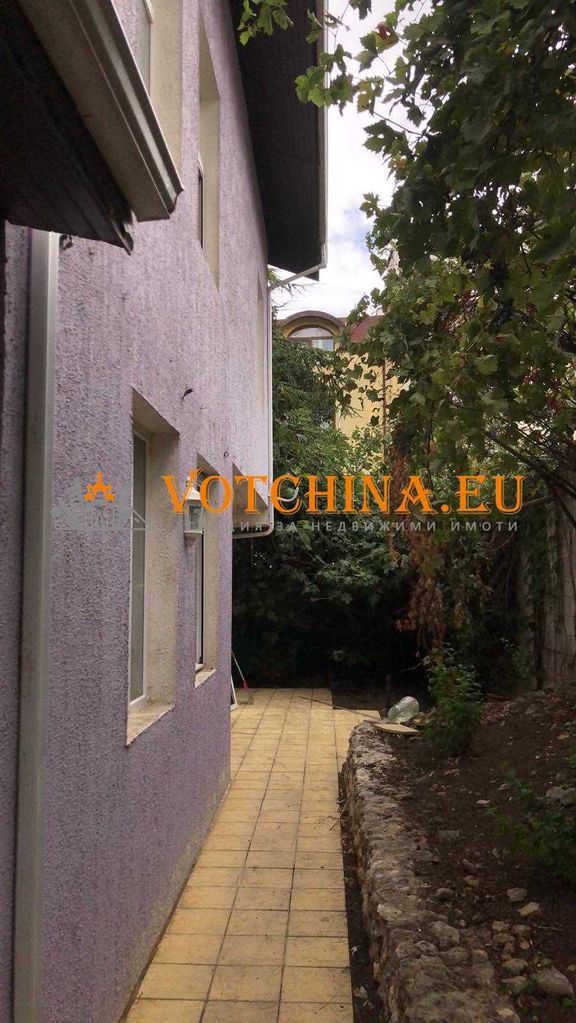 Продава се Къща в Варна, Център - 400 кв.м за 800 €/кв.м - Снимка #2