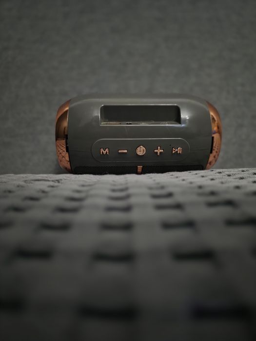 Колонка в хорошем состоянии. Динамики просто отличные.