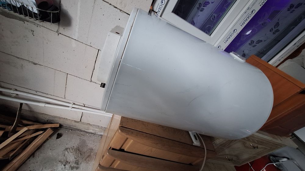 Vând boiler electric  de 80 litri