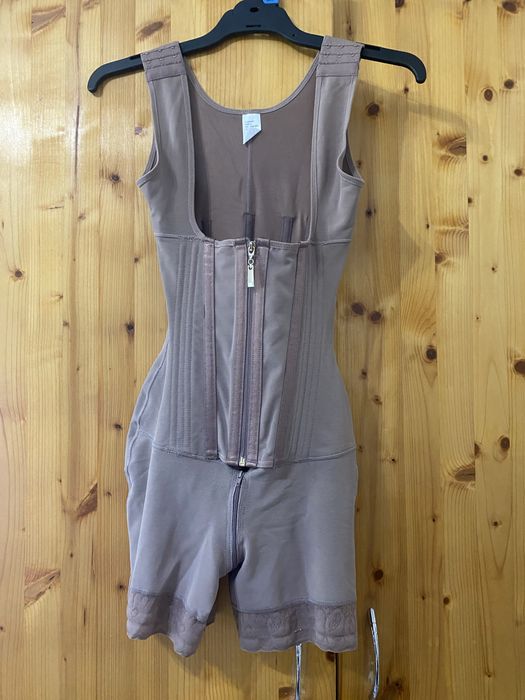 Vand acest corset 100