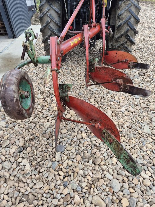 Plug kverneland cu 3 brazde