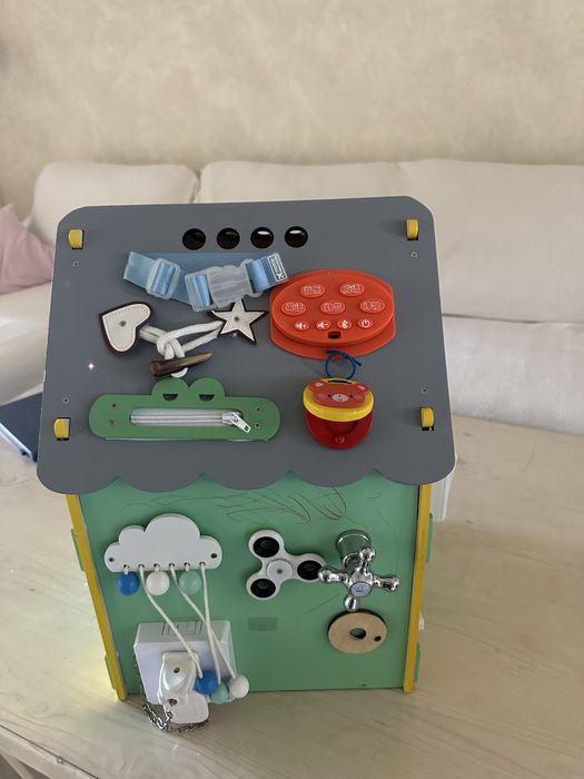 Бизи домик. Интересная игрушка для детей.