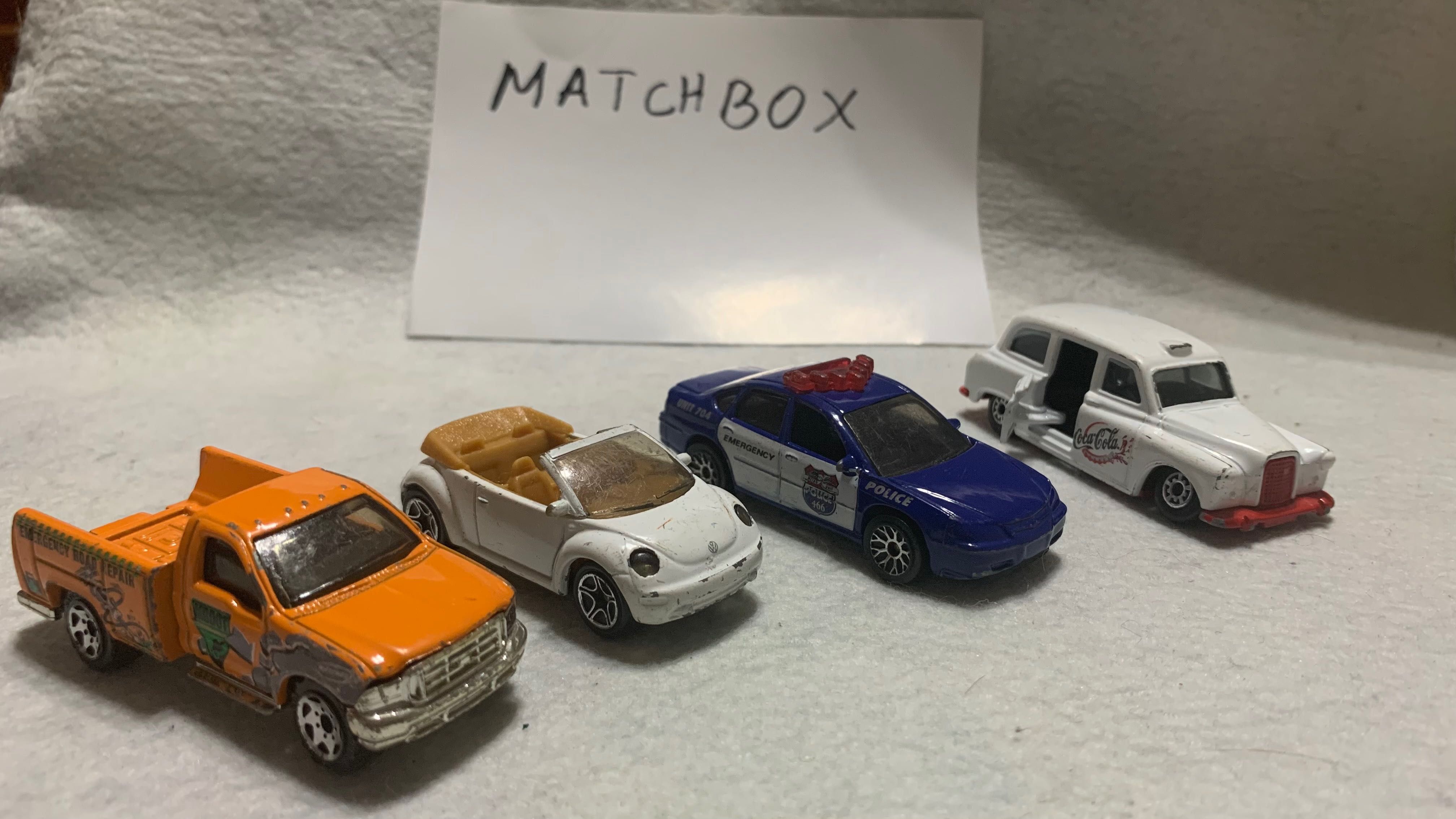 Метални колички на различни производители 1:64