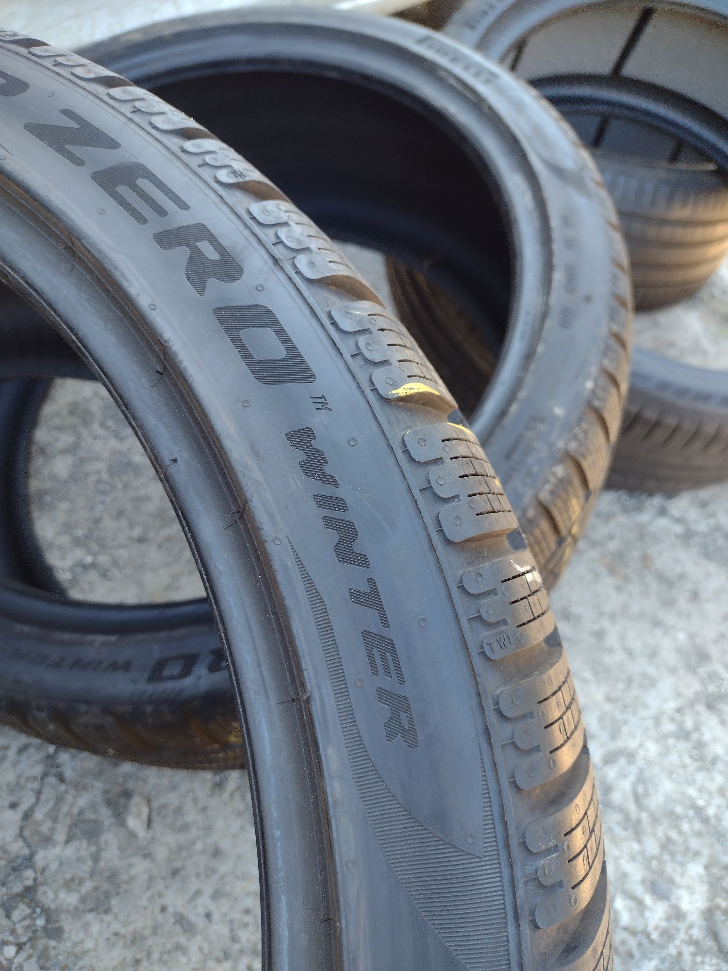 Почти нови 2бр.255/35/20 Pirelli P zero Winter dot2721