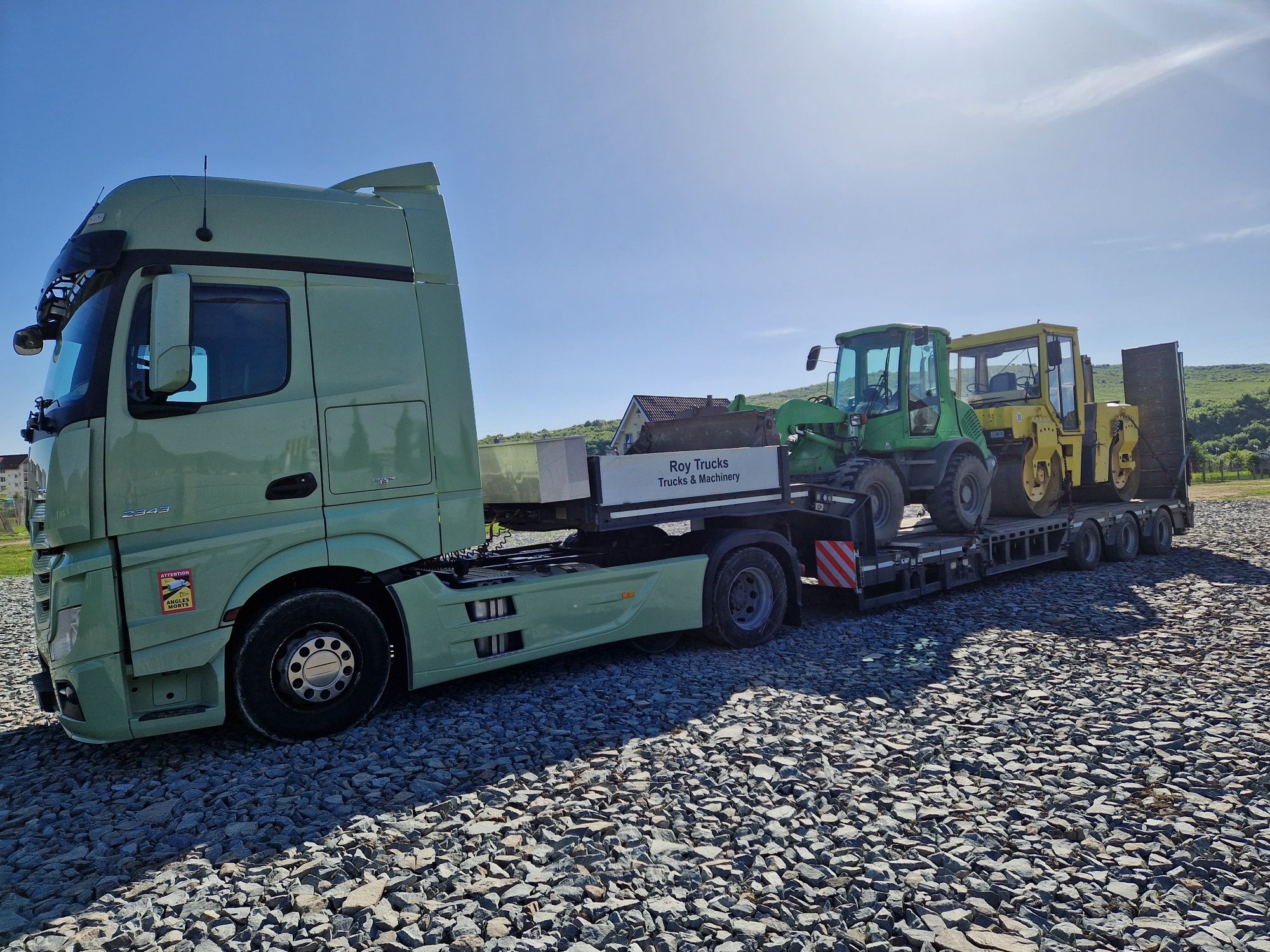 Transport utilaje trailer agabaritic, platforma cu macara, remorcări